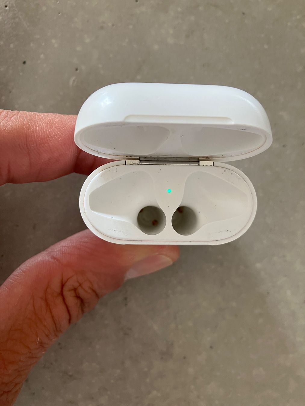 Apple Cuffie: APPLE AIRPODS Case – Usato da Lausanne venduto da mr.v 3