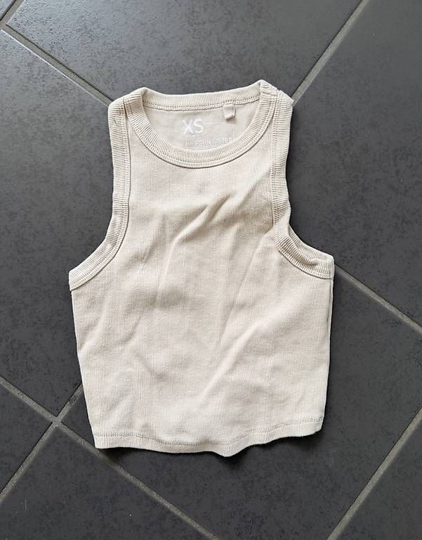 Top: RIBBED TANK TOP BEIGE – Usato da Affeltrangen venduto da janaleiin 1