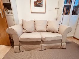 Gemütliches 2er Sofa in Beige - ideal für die Übergangszeit!