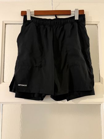 Artengo 2-in-1 Sportshorts mit Innenshorts – Schwarz Gr. L
