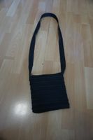Schwarze Umhängetasche aus einem Reissverschluss
