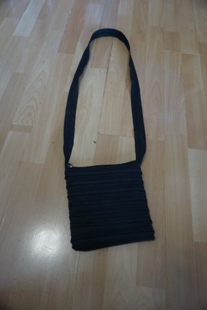 Schwarze Umhängetasche aus einem Reissverschluss
