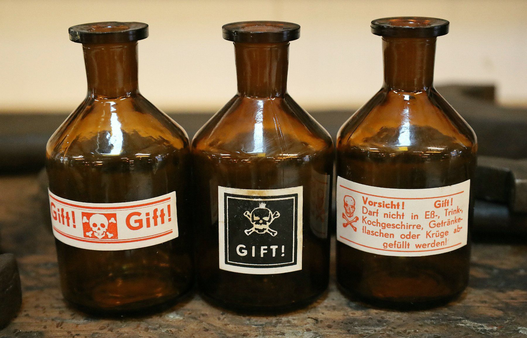 Accessori da laboratorio: 3 alte Giftflaschen à 100 ml – Usato da Birrwil venduto da brandschatz_birrwil