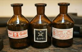 3 alte Giftflaschen à 100 ml