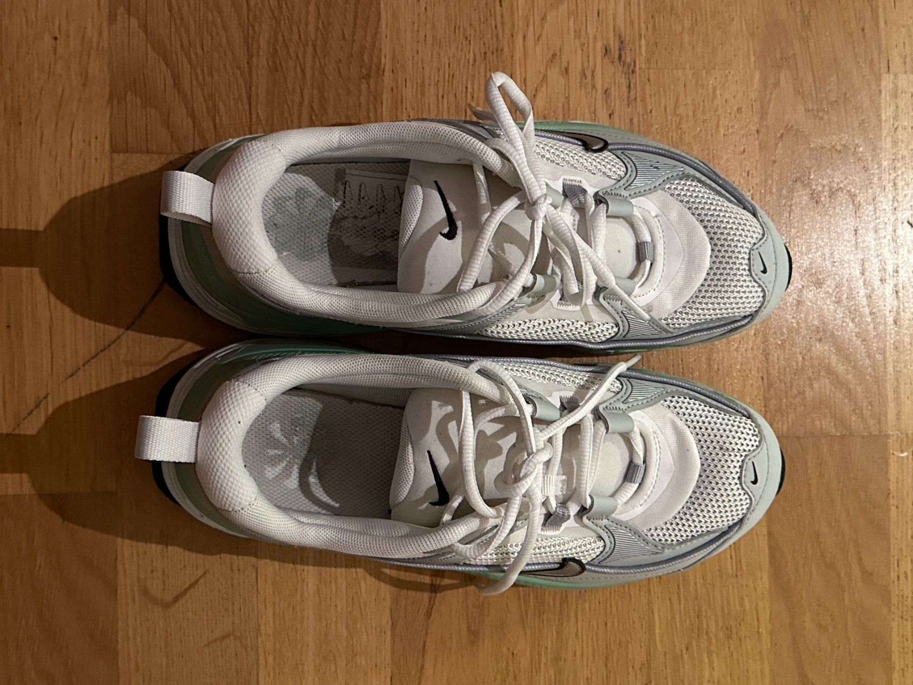 Nike Scarpe da uomo: Nike Schuhe Gr. 38 - Grau/Silber mit Mint – Usato da Chur venduto da moreforless_