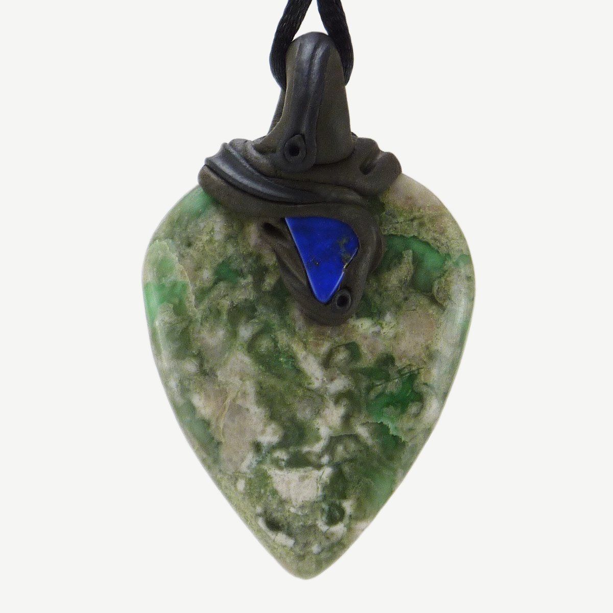 Minerali & Pietre curative: Variscit Steinanhänger, mit eingefasstem Lapislazuli – Nuovo e nell'imballaggio originale da Meilen venduto da Kaleidoskopia
