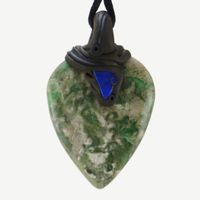 Variscit Steinanhänger, mit eingefasstem Lapislazuli