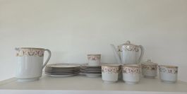Elegantes Kaffeeservice mit zartem Blumendesign