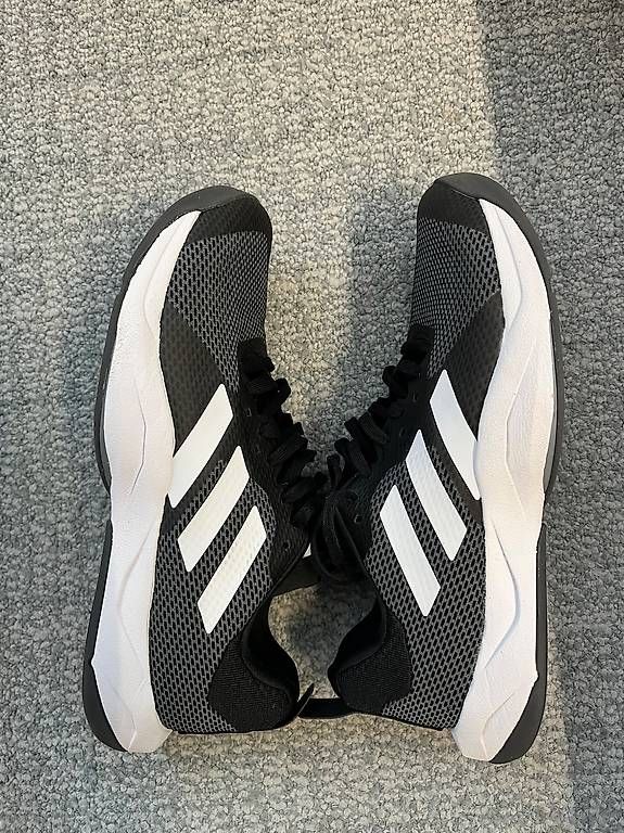 Adidas Chaussures hommes: Adidas Training Turnschuhe gr. 41 1/3 – D'occasion à Zürich par RoccoD01