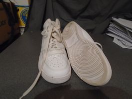 Sneaker Grösse 40, Nike, weiss, vorne Lochmuster