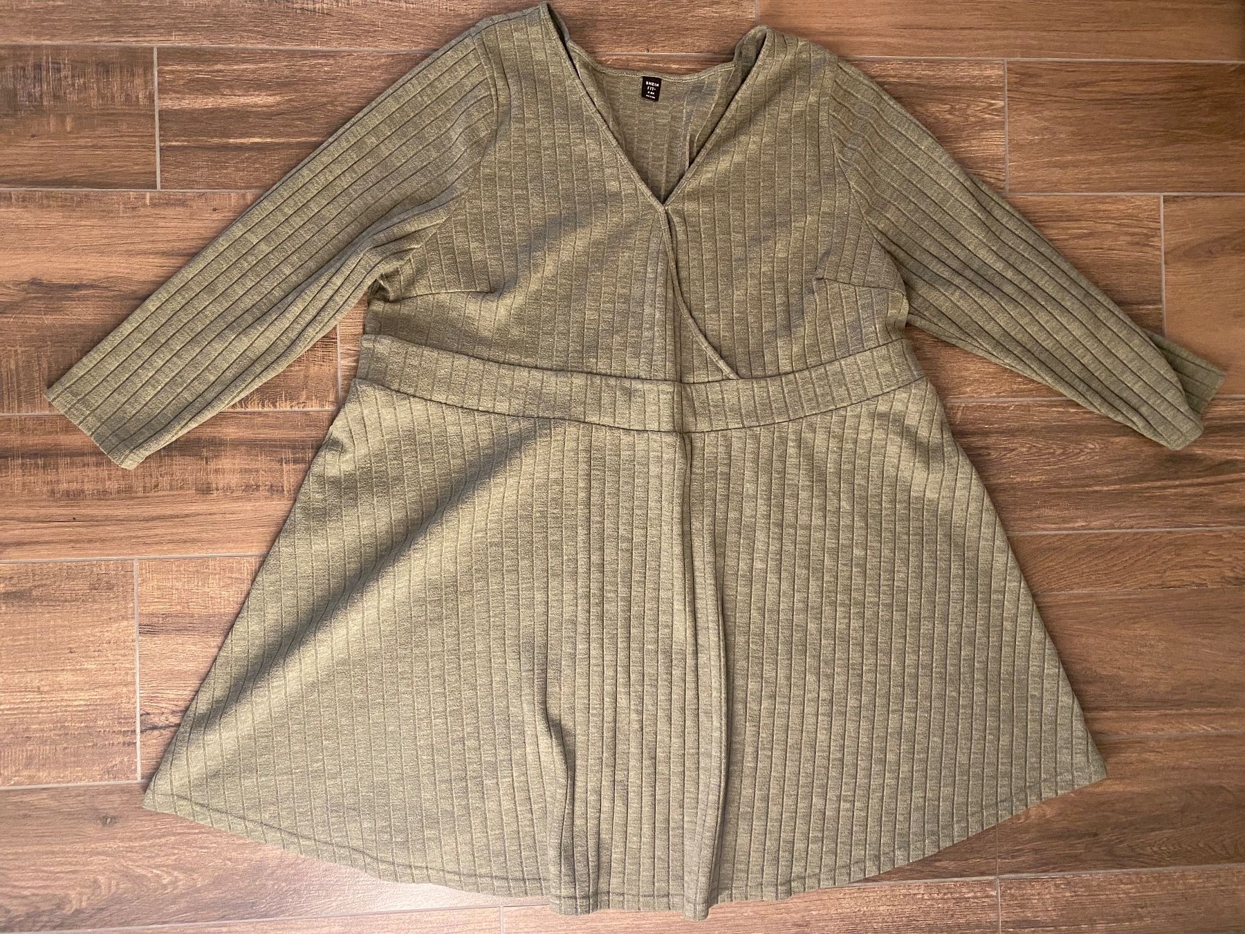 Shein Vestiti: Kleid langarm mit V-Ausschnitt oliv Gr. 56 / 58 / 60 – Usato da Pratteln venduto da a23_j2gs
