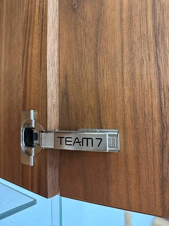 Vetrine: Team 7 Cubus Vitrine Nussbaum mit Glasfront – Usato da Obernau venduto da Arche_Noah_Brocki 4