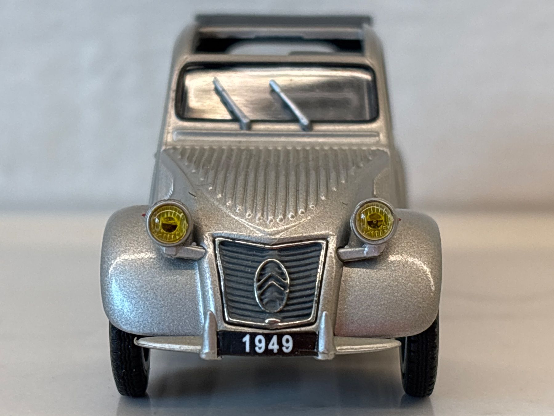 Modellini d'auto: Universal Hobbies Citroën 2cv 1949 1/43 – Usato da Gollion venduto da Hampton 3