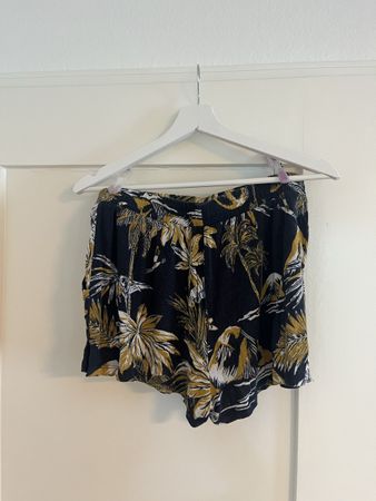Sommerliche Shorts mit Palmenmuster, Grösse S/36 von H&M