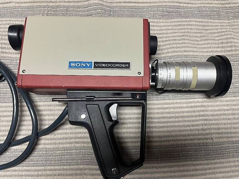 Sony Camcorder: Caméra SONY AVC-3420CE vintage + zoom – Gebraucht aus La Chaux-de-Fonds von Simone1180