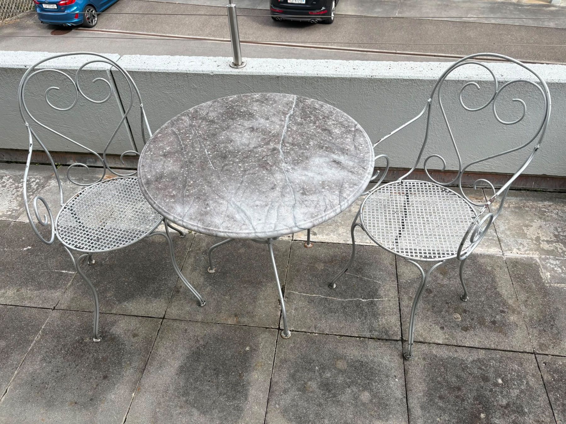 Set de table et chaises: Granitttisch mit 2Stühlen – D'occasion à Wolhusen par STUR11