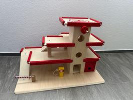 Holz Garage / Parkhaus mit Helikopter Landeplatz