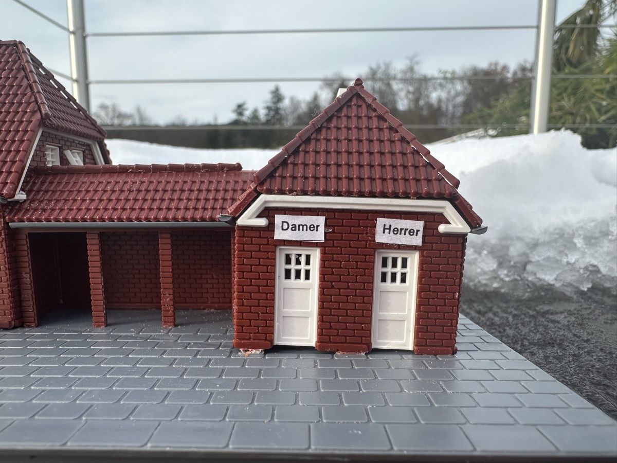 Modelleisenbahnen: Heljan 1750 Railway Station LANGESØ – Neu (gemäss Beschreibung) aus Lupsingen von New-Haven 2