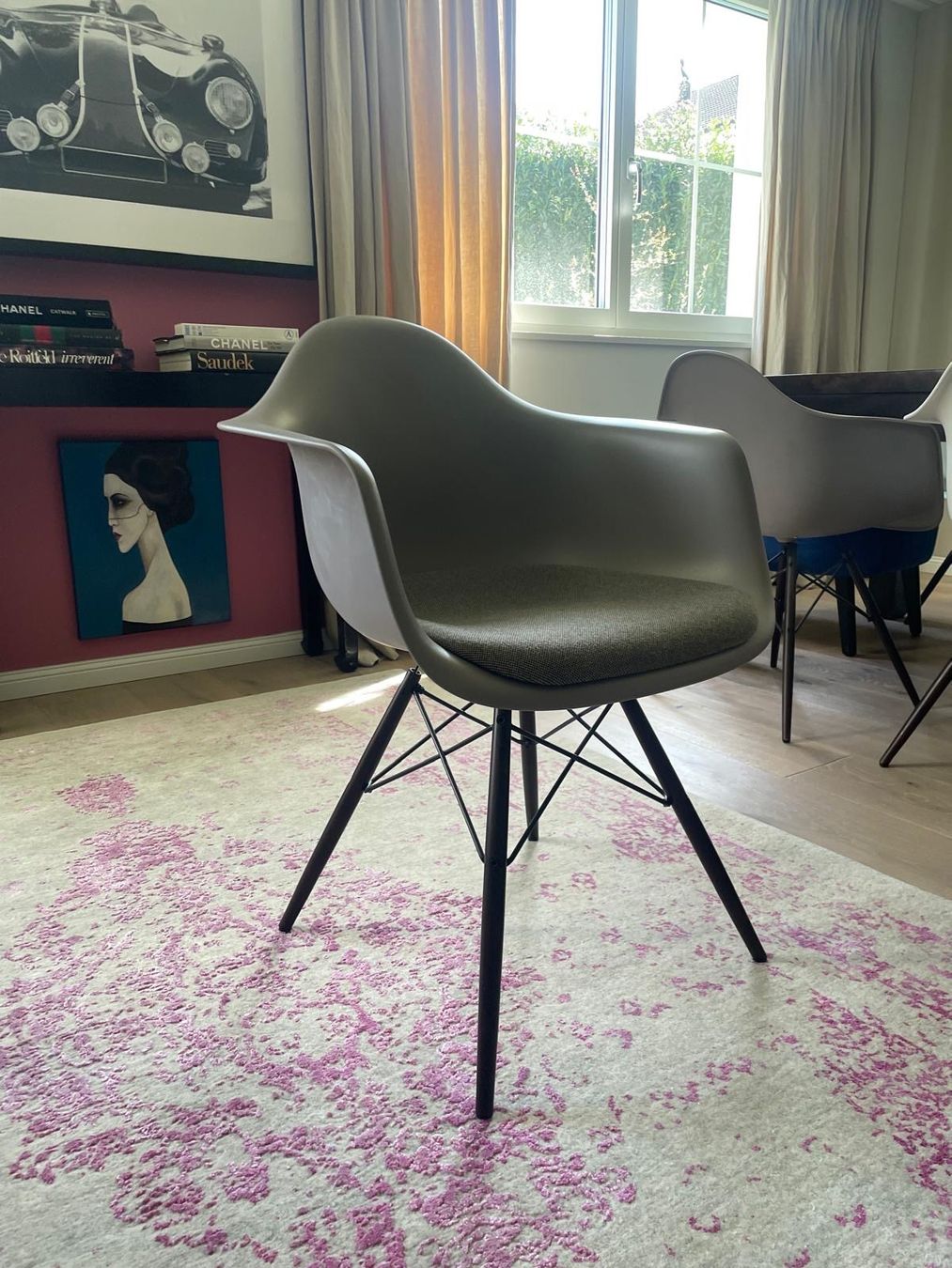 Set di tavolo e panche: Marokkanischer Nussbaum-Esstisch mit 8 Eames Vitra Stühlen – Usato da Erlenbach ZH venduto da sim_llj5 6