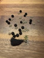 Armband basteln / Goldene Details, Schwarze Perlen & Quaste