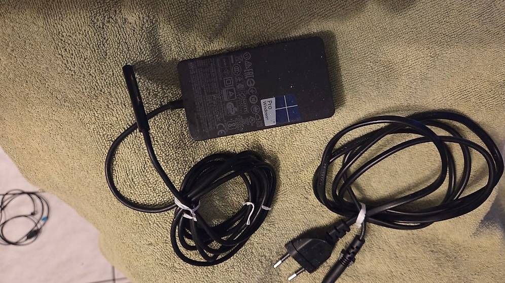 Chargeur: Microsoft Surface Netzteil / Ladekabel  – D'occasion à Adligenswil par Steku75 1