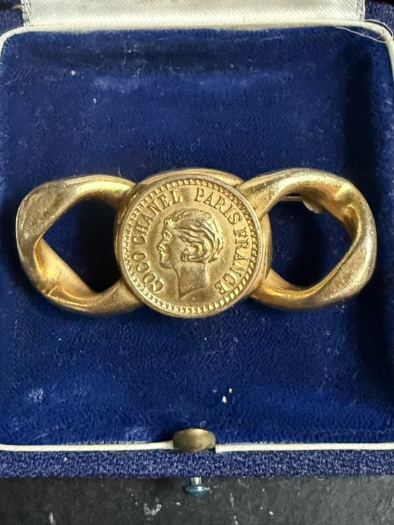 Chanel Broches & Aiguilles: Broche vintage Chanel, Coco Paris France, Dorée! – D'occasion à Genève par Sunny-lilly