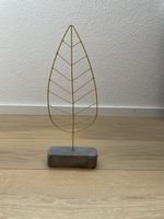 Deko-Objekt Blatt Goldfarben mit Betonsockel
