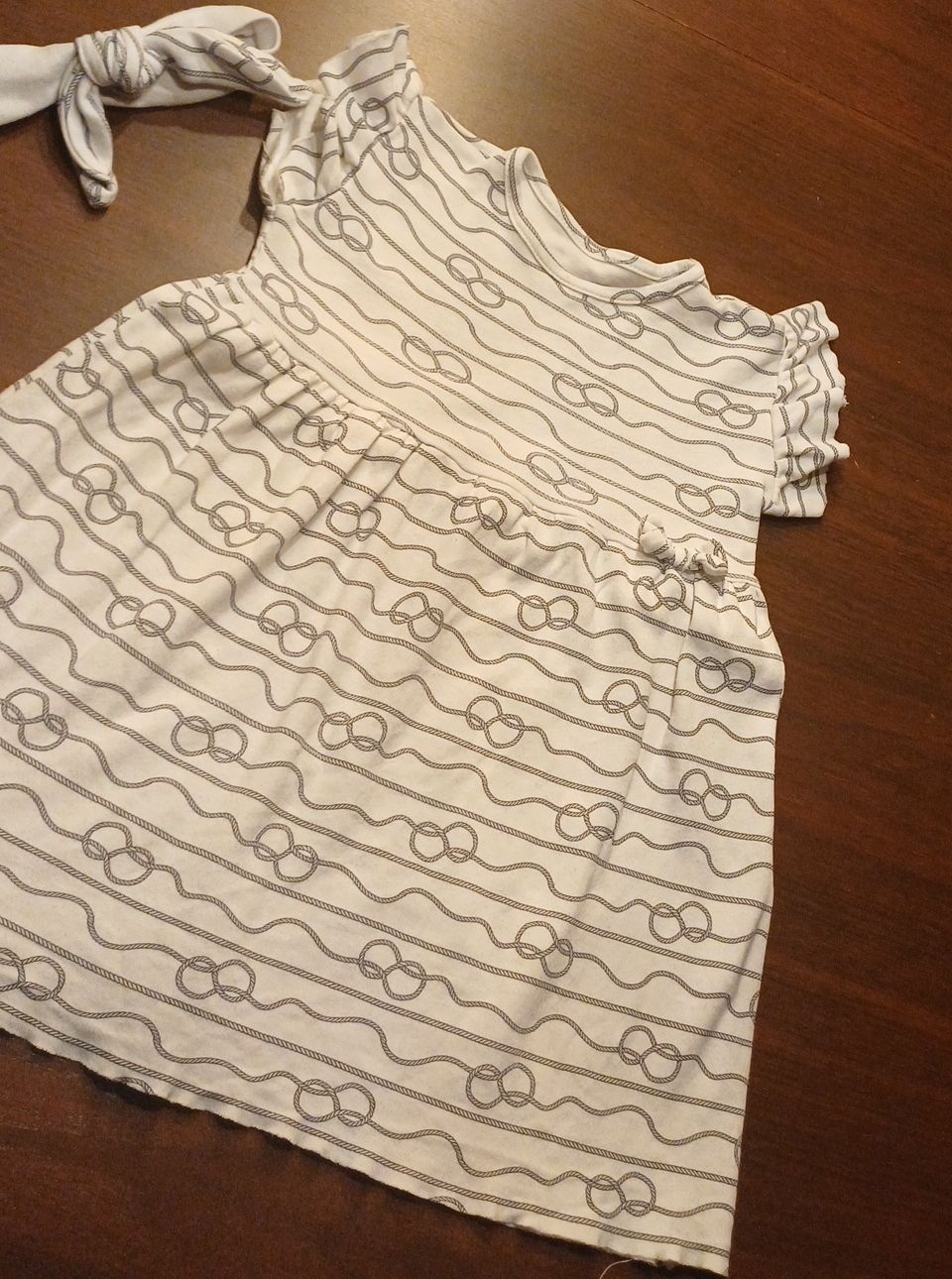 Vestiti & Gonne: Kinderkleid mit Knotenmuster Grösse 104/110  – Usato da Riniken venduto da Lessy-