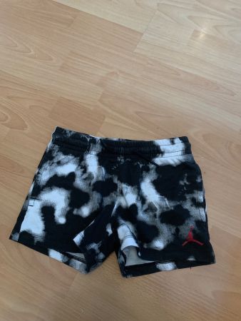 Joli short Jordan taille 128-140