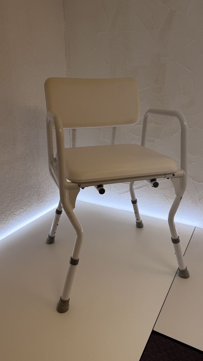 Sgabelli: Duschhocker weiss, verstellbar, top Zustand, – Usato da Rotkreuz venduto da perlengott