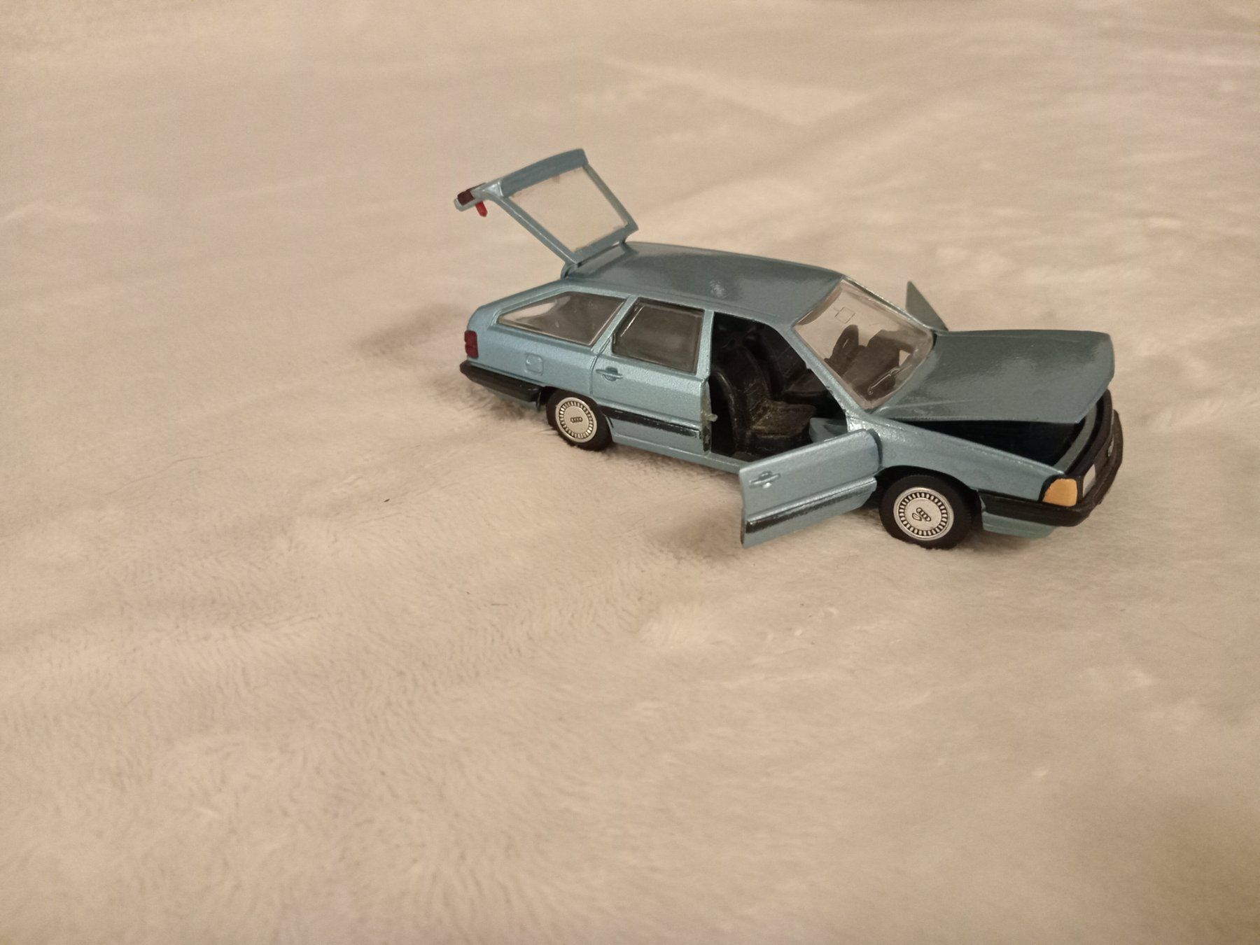 Audi Modellini d'auto: Audi 100 Avant Typ44 C3 Modell 1:43 – Usato da Obergösgen venduto da typ_qb9v 2