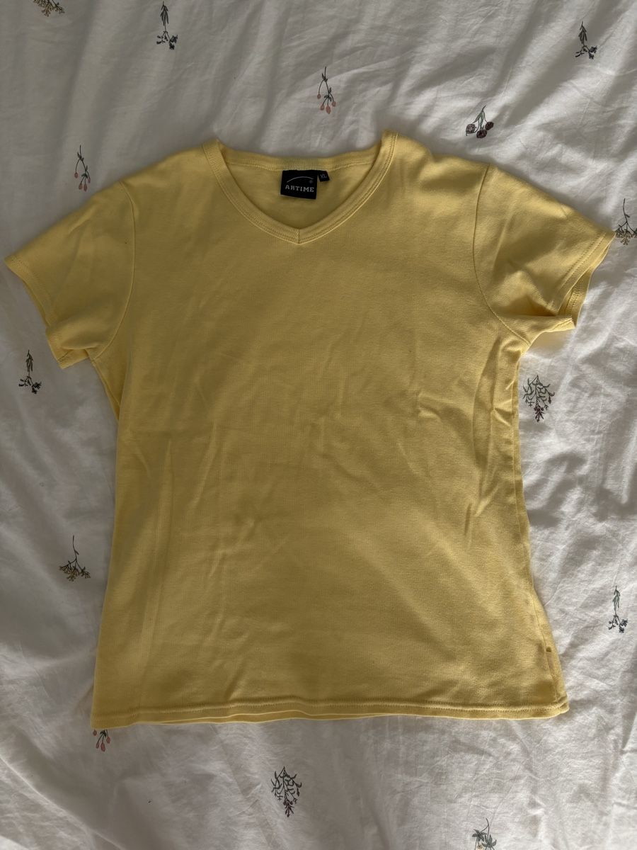 T-shirt: Pastelgelbes T-Shirt – Usato da Unterägeri venduto da jmo_m9n6 1