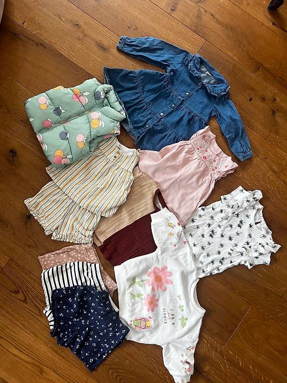 Lotti & Set di vestiti: Kleiderset Grösse 80 – Usato da Naters venduto da liv_92f5