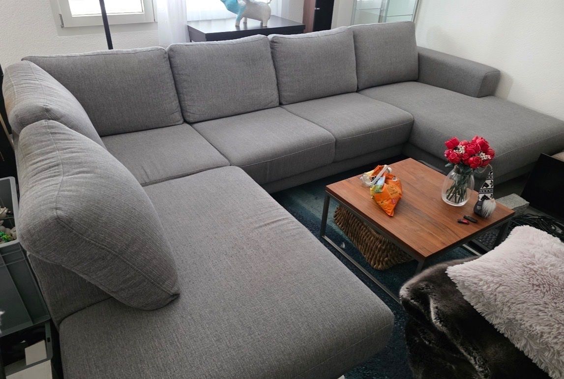 Sofas: Graues Stoff Sofa – D'occasion à Pfeffingen par tobsent