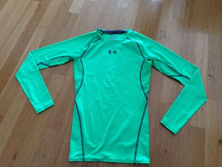 Neues Under Armour Sportshirt fürJunge Grösse S