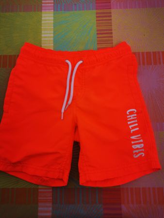 Badehose Grösse 104,orange mit Aufschrift "CHILL VIBES"