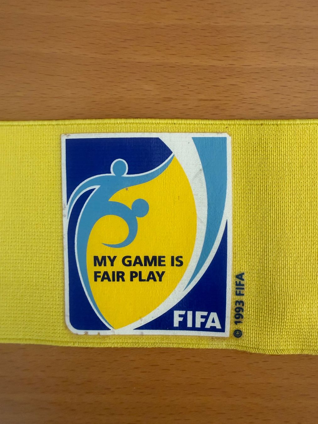 Canottiere & Pantaloni: FIFA Orginal Captain Binde gelb – Usato da Nussbaumen AG venduto da HelenaDavid1910