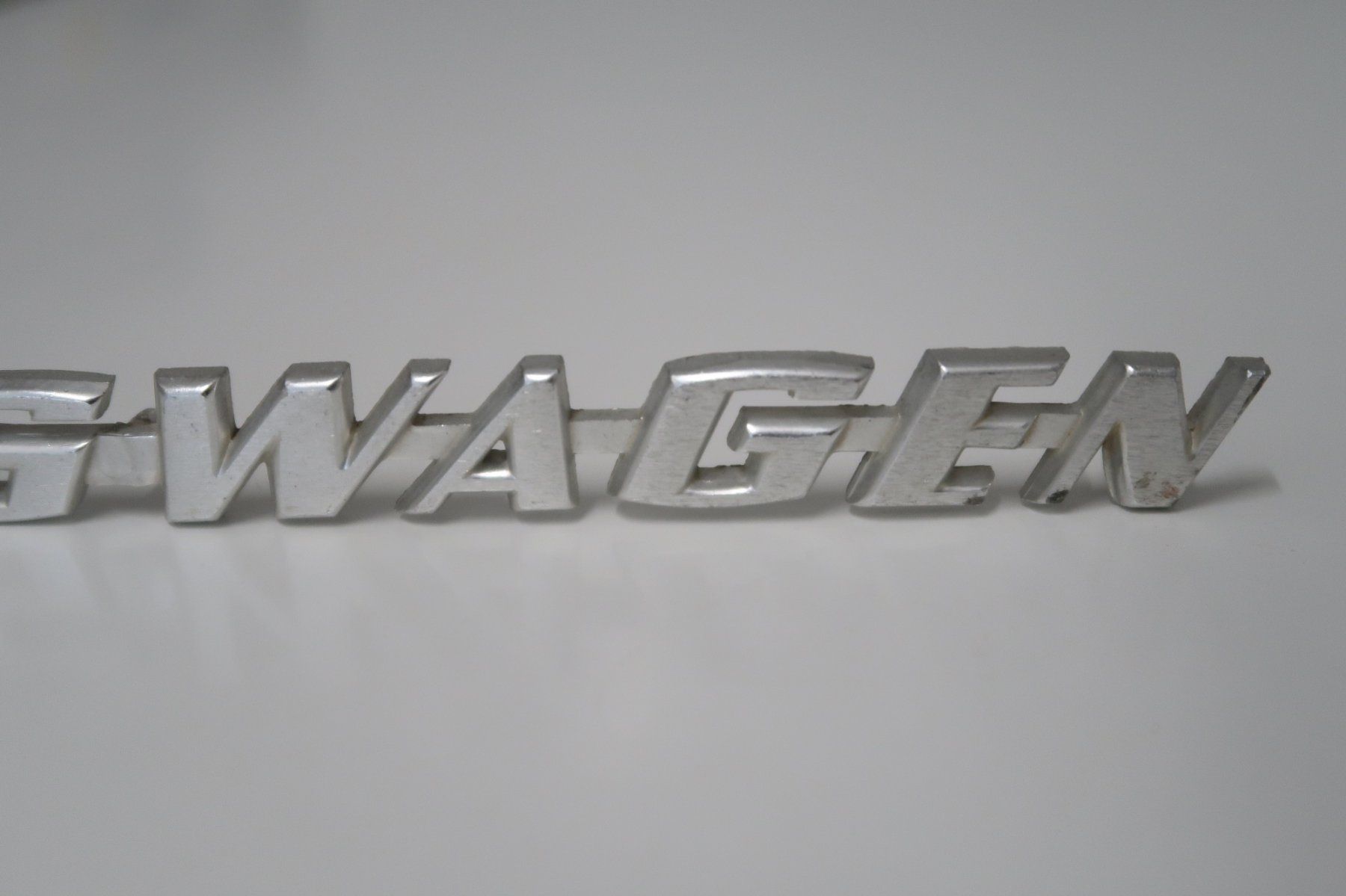 VW Tutti pezzi di ricambio auto: Schriftzug VW Käfer – Usato da Gravesano venduto da brontosauro 2