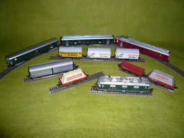 Re 4/4 II Analog plus Personenwagen und Güterwagen