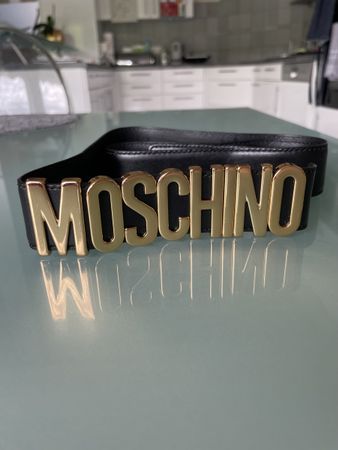 Ceinture en cuir MOSCHINO, noire/dorée 🤩