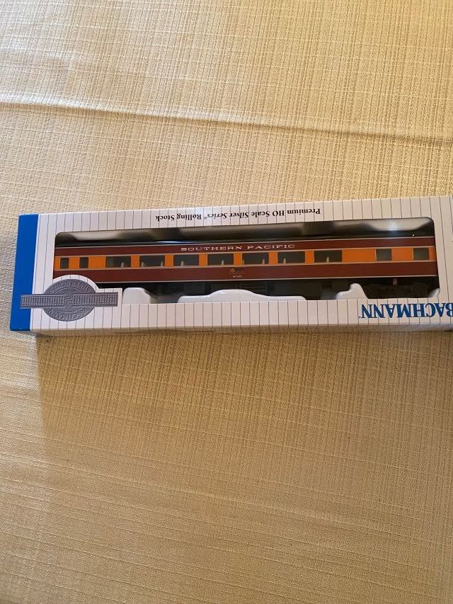 Modelleisenbahnen: H0 Bachmann 85`Smooth-Side Coach Southern Pacific Daylight. – Neu (gemäss Beschreibung) aus Diessenhofen von Albin00