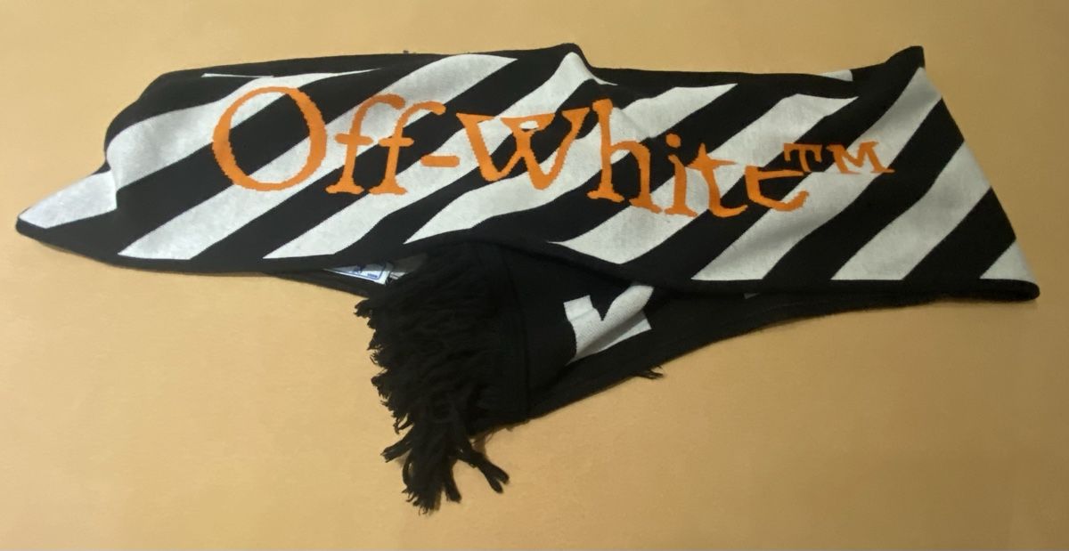 Off-White Foulards, Tücher & Schals: Off-White Schal🧣 – Gebraucht aus Zollikerberg von Jvac2
