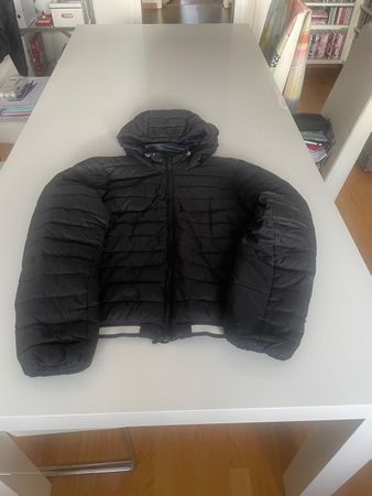 Lacoste leichte Daunenjacke schwarz mit Kapuze