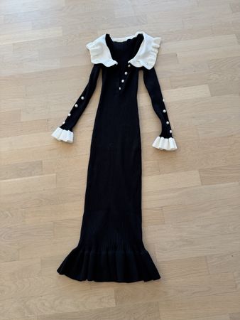 Schwarz-Weisses Maxi-Strickkleid mit Perlenknöpfen & Rüschen