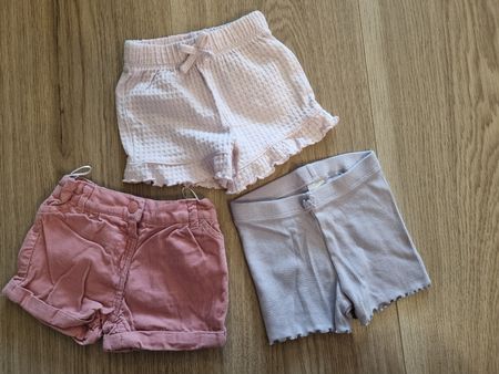 3 Shorts/kurze Hosen 68