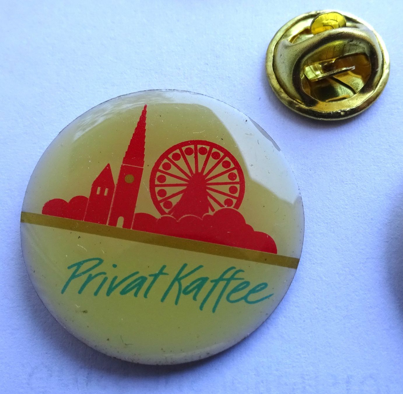 Plaketten & Abzeichen: Pin Privat Kaffee Riesen Rad rot – Gebraucht aus Utzenstorf von BUtter81