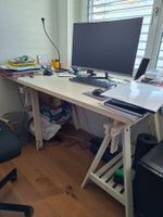 Ikea Schreibtisch / Arbeitstisch auf höhenverstellb. Böcken
