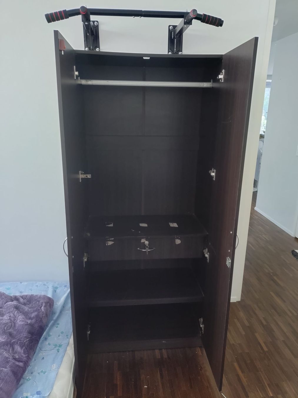 Armoires: Wardrobe with mirror dark wood 2 doors – D'occasion à Visp par paw_p2d2 1