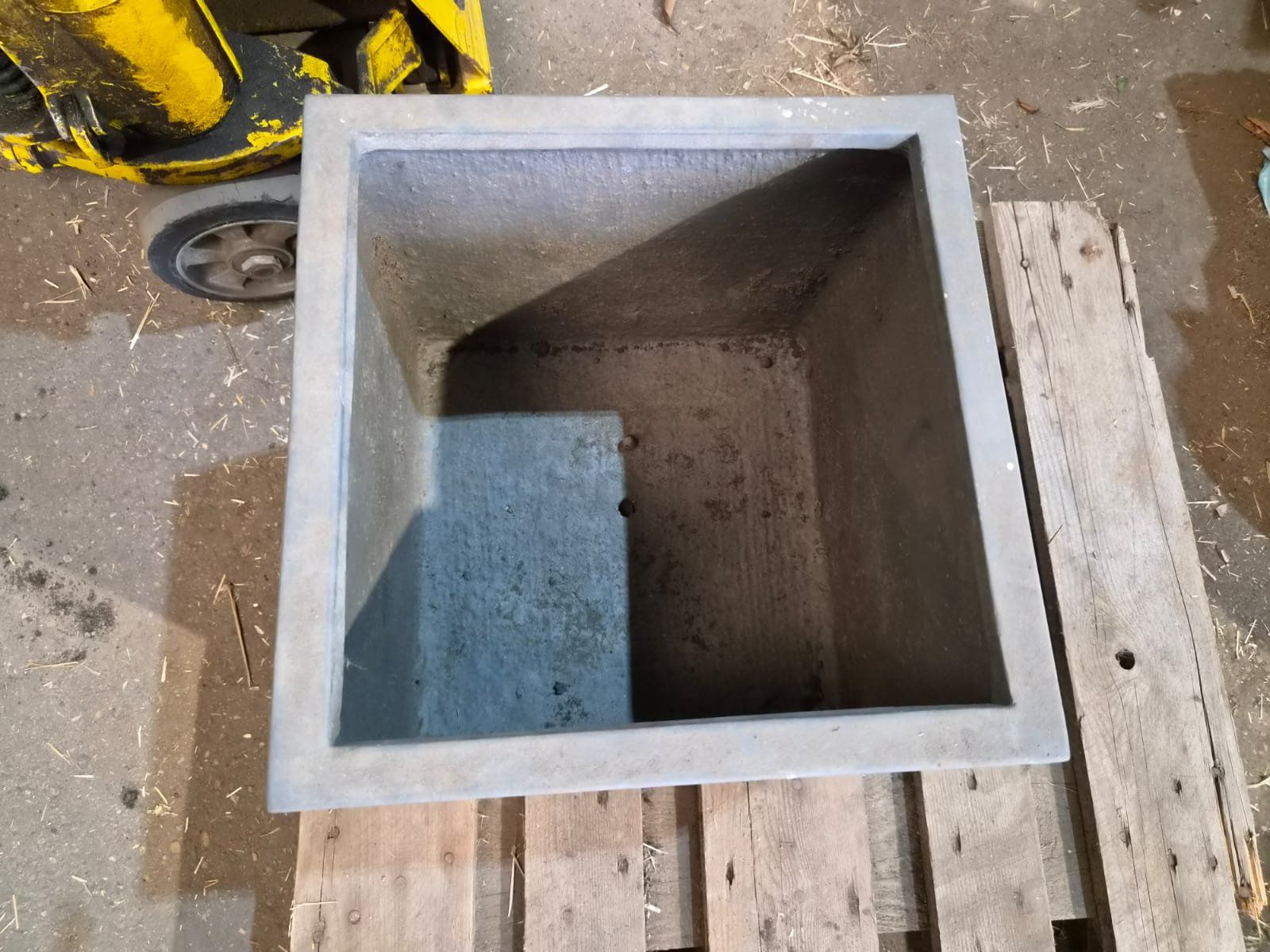 Blumentöpfe: Massiver Pflanzkübel – grau – Gebraucht aus Forch von WeberC 2