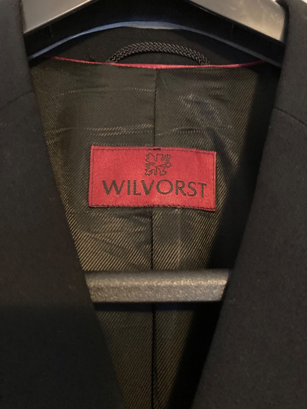 Costumes: Schwarzer Anzug, Bordeauxrote Knöpfe – D'occasion à Stallikon par dotka07 2
